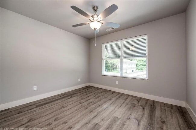 Building Photo - 1510 N Gregg Ave