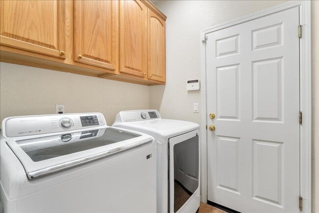 Building Photo - 1073 Huntly Dr