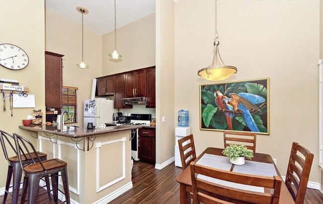 Building Photo - Well-maintained 1 bedroom, 1 bathroom cond...