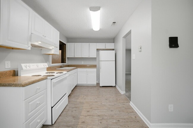 Building Photo - 3 BEDROOM RANCH HOME WITH GARAGE FOR RENT IN CENTRAL VIRGINIA BEACH!