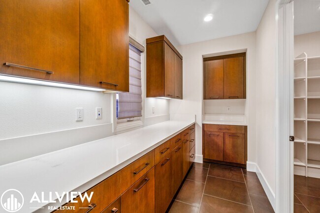 Building Photo - Luxurious and Rare 5 Bed 5.5 Bath Located ...