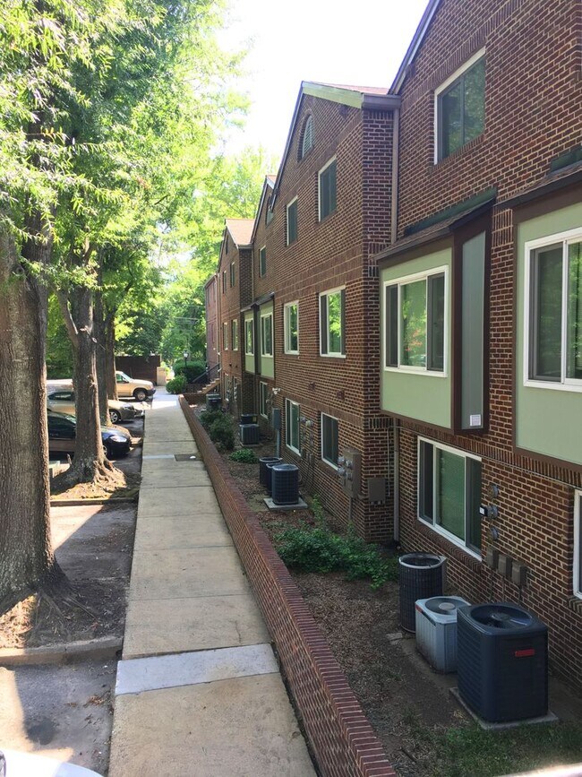 Building Photo - Two BR townhome-style in Chancellor Square...