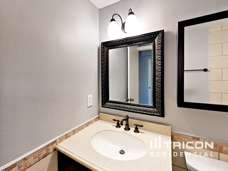 Building Photo - 3311 Russett Dr