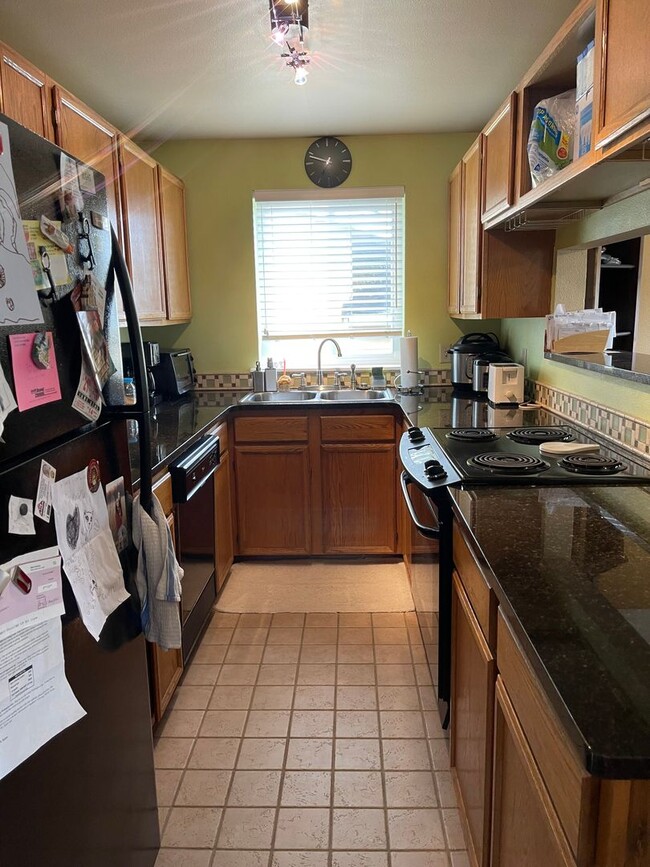 Building Photo - Bright & Spacious Top-Floor Condo in Greenwood!