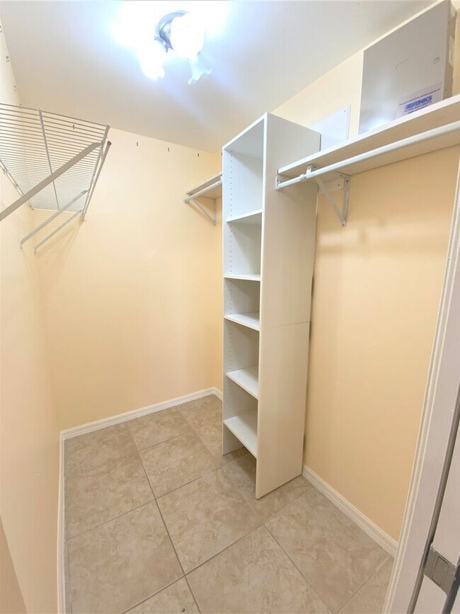 Building Photo - ** GOLDEN GATE ESTATES ** 3 BED / 2 BATH -...