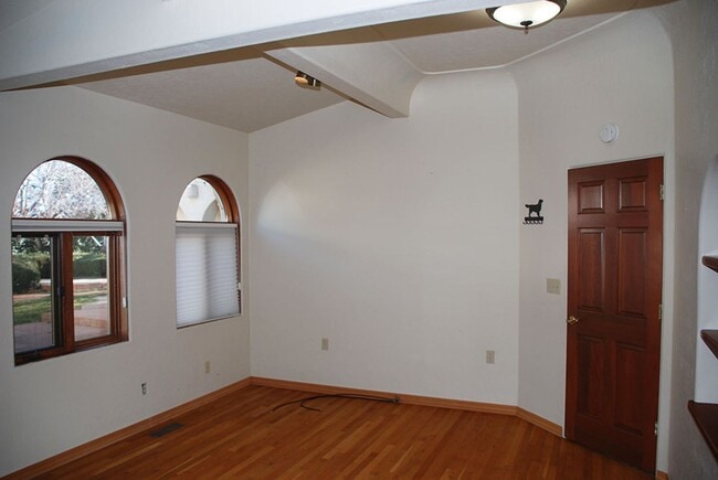 Building Photo - Newlands Manor 3 BR/2.5 Bath/2 Car Garage Custom Home