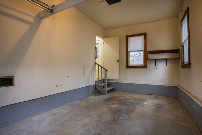 Building Photo - 610 Russell St