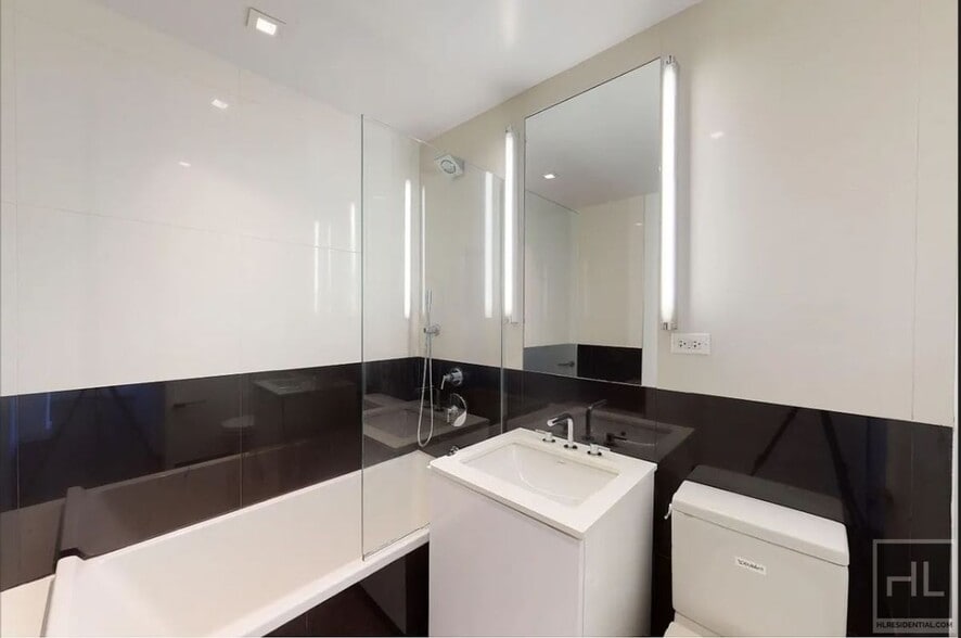 Building Photo - 666 West End Ave