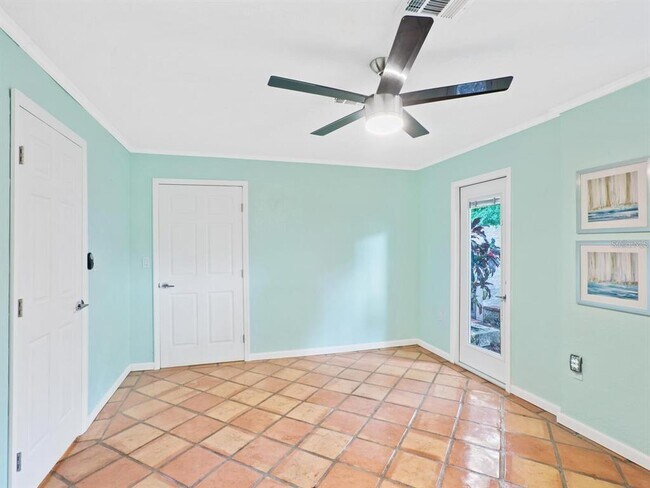 Building Photo - 1127 S Osprey Ave