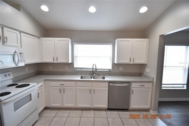 Building Photo - 944 Ridge Haven Dr