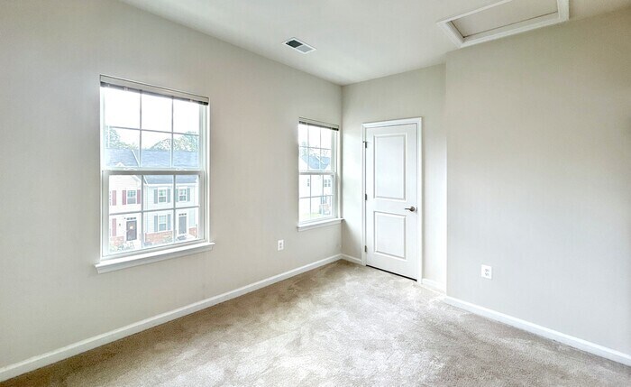 Building Photo - 502 River Crest Way