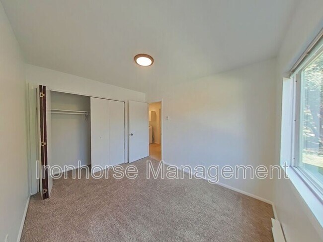 Building Photo - 515 S 15th Ave