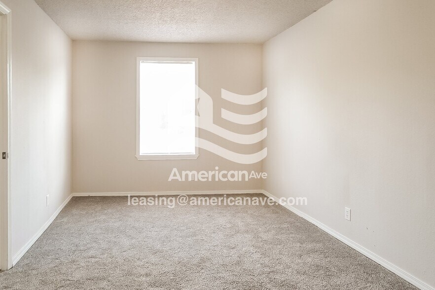 Building Photo - 147 W 49th Pl N