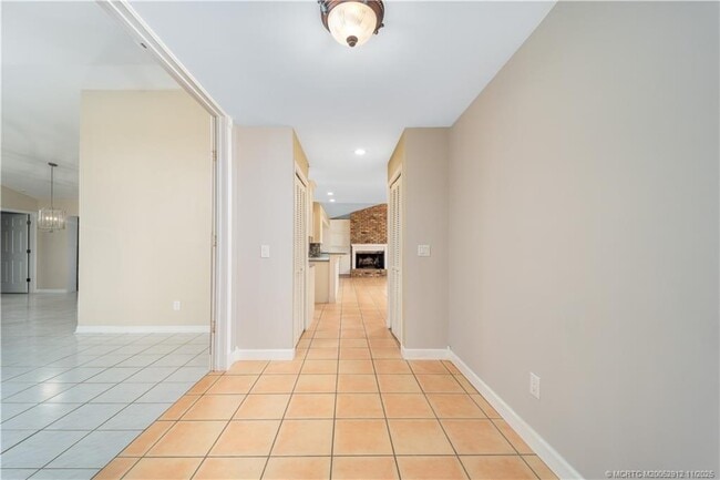 Building Photo - 7 Oakwood Dr