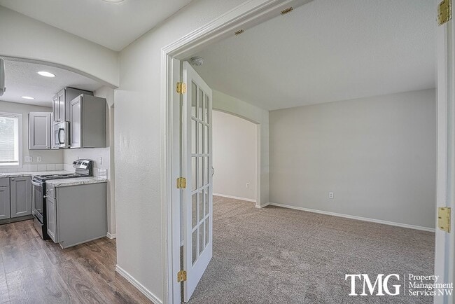 Building Photo - Beautifully Remodeled 4BR Home with Fenced Backyard