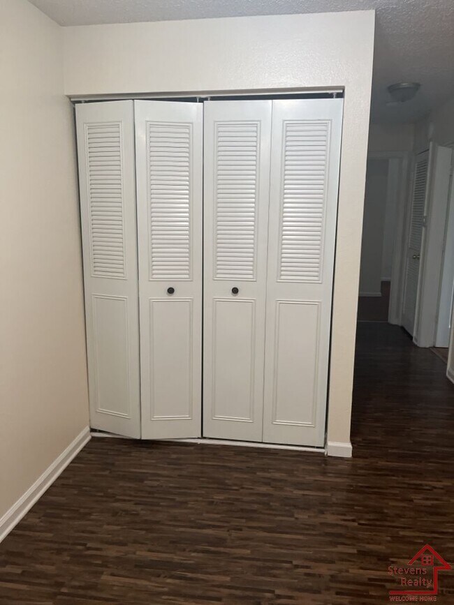 Building Photo - 430 Oriole Dr