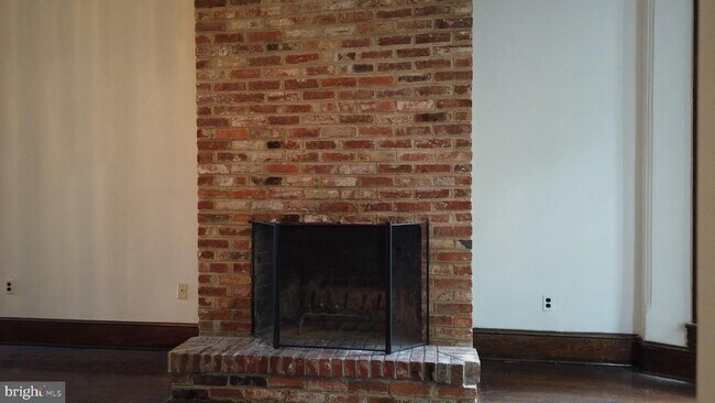 Building Photo - 604 9th St NE
