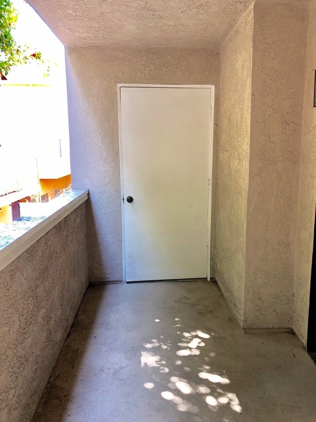 Building Photo - $2750 LARGE 2 BEDROOM CONDO NEAR 4TH ST. W/ PARKING