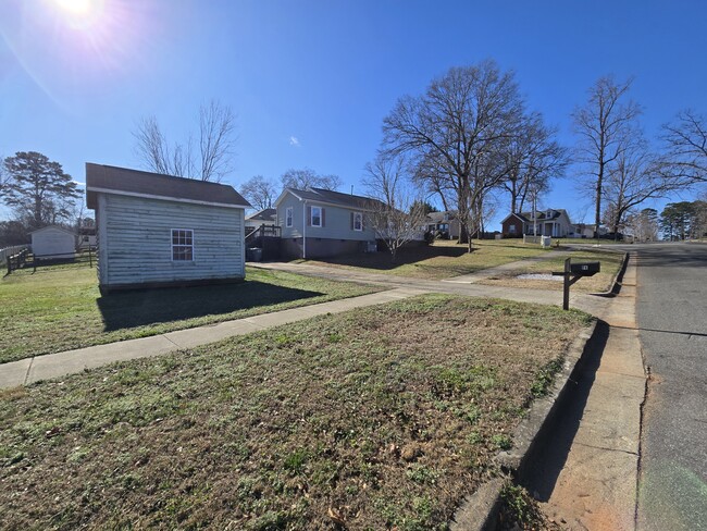 Building Photo - 64 Burton St