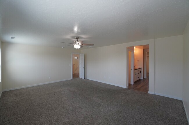 Building Photo - 3061 W Silver River St