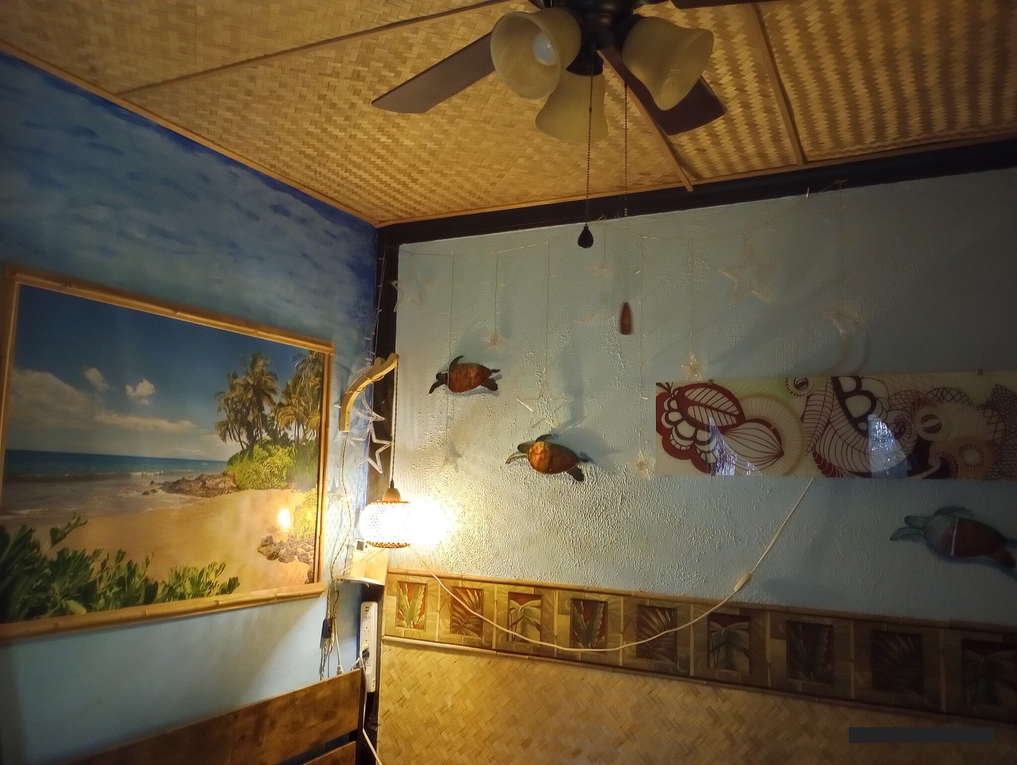 relaxing low light vibe (ceiling fan w/lights) - 281 Kaikea St