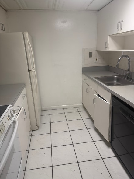 Building Photo - 14201 N Kendall Dr