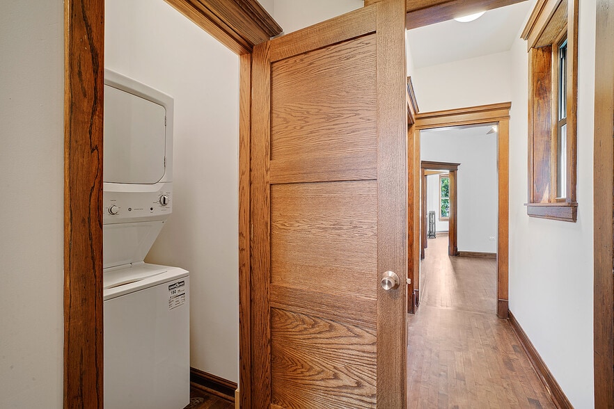 Building Photo - 1008 W Dakin