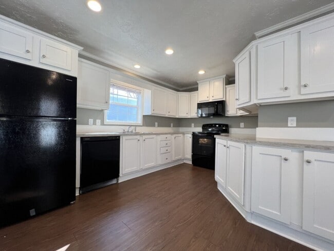 Building Photo - 125 E Sourwood Dr