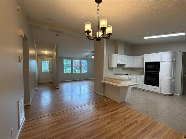 Building Photo - 3 Bed/2 Bath Home on large lot