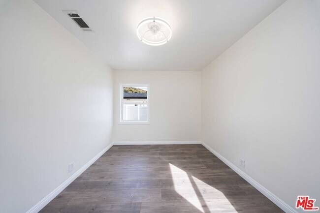 Building Photo - 8432 Glenoaks Blvd