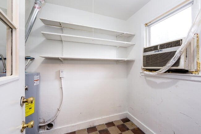 Building Photo - "Charming 3-Bedroom Retreat with Gleaming Hardwood Floors in Westerly Hills!"