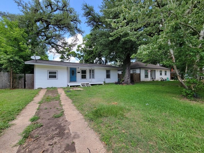 Building Photo - 111 Wisteria St