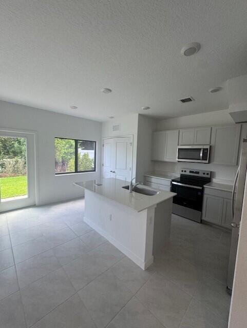 Building Photo - 4844 Dillon St