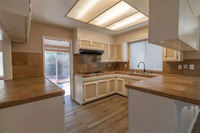 Building Photo - 2930 Angel Dr