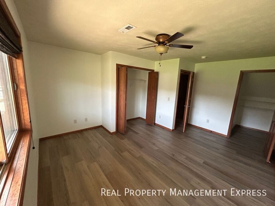 Building Photo - 2 Bedroom, 1 Bath Townhome with Amenities!