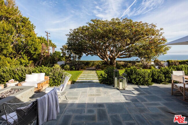 Building Photo - 29225 Cliffside Dr