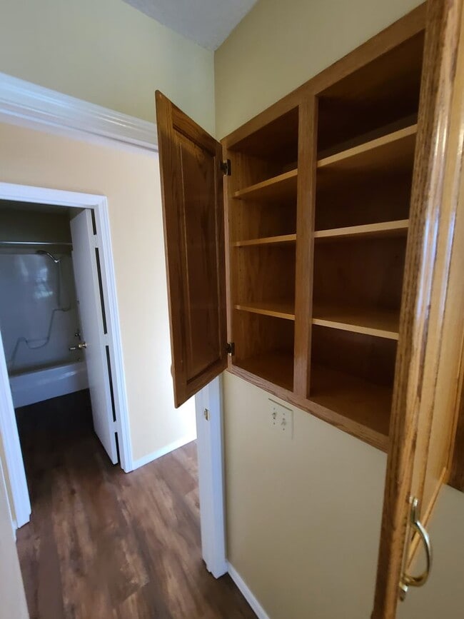 Building Photo - Large One Bedroom
