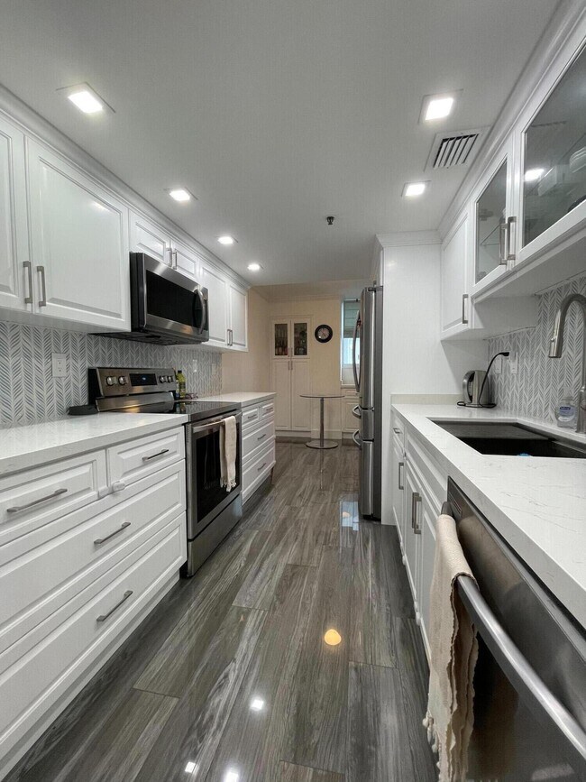 Building Photo - 2457 Collins Ave