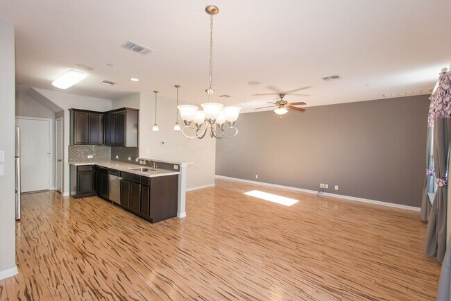 Building Photo - Model Home in City Side Condo Community