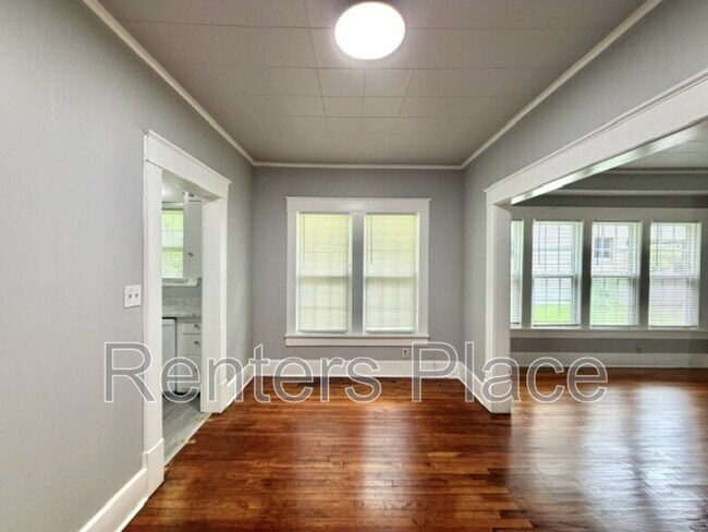 Building Photo - 204 S Birch St