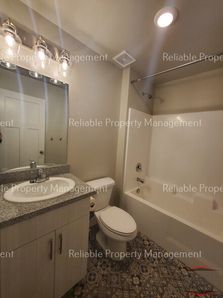 Building Photo - 359 N 3rd W