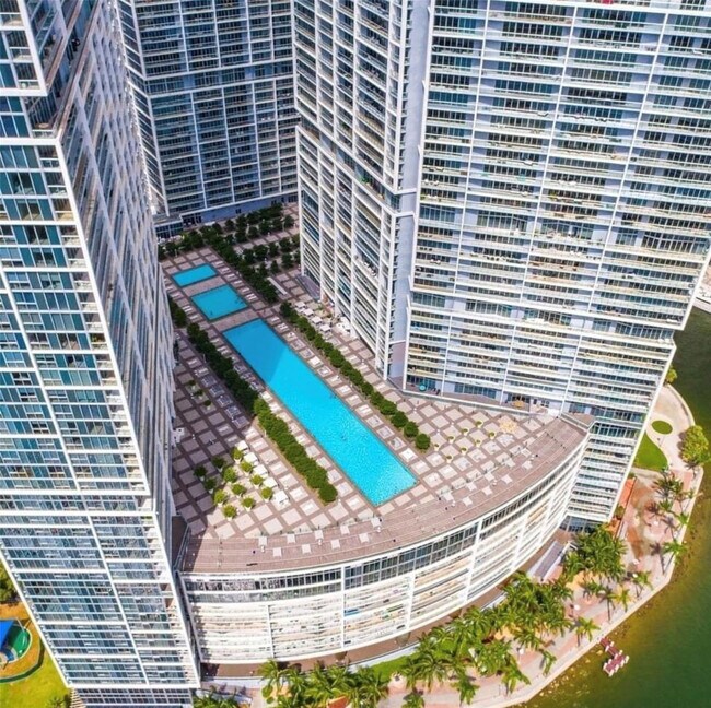 Building Photo - 495 Brickell Ave