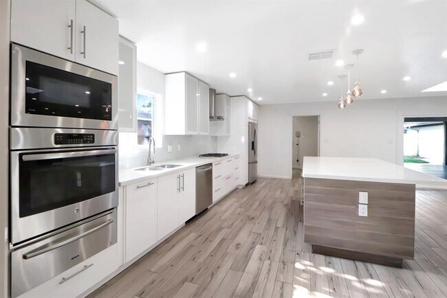Building Photo - 5602 Sylmar Rd