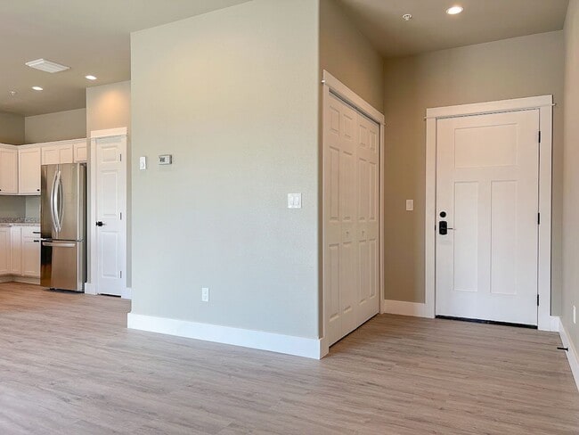 Building Photo - Pet Friendly 2 bed/ 1 bath unit at Soldier Ridge!