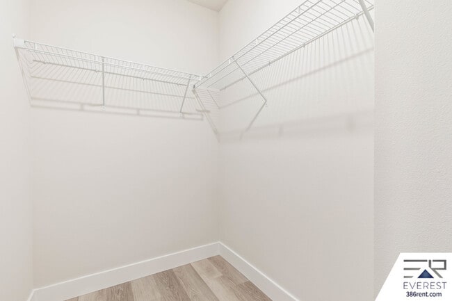 Building Photo - 71 Point of Woods Dr