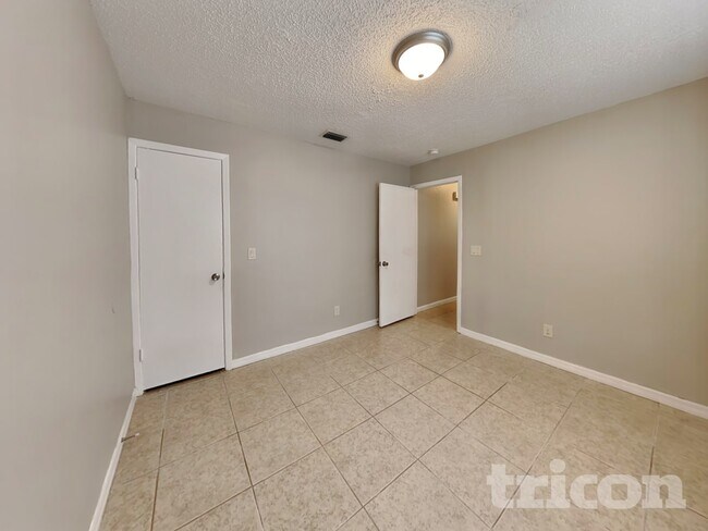 Building Photo - 818 Tarawood Ln