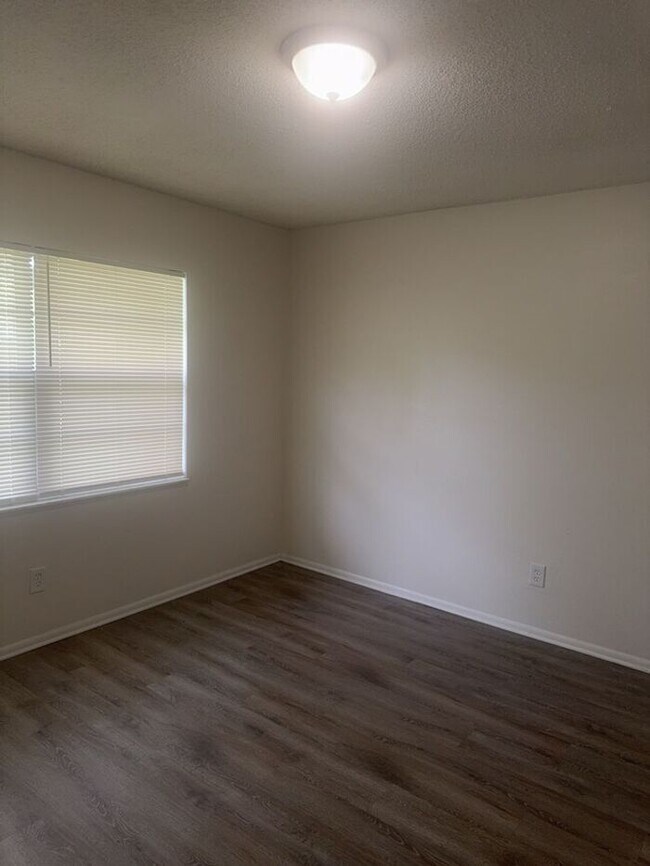 Building Photo - Remodeled 1/2 duplex on corner lot in St. Cloud