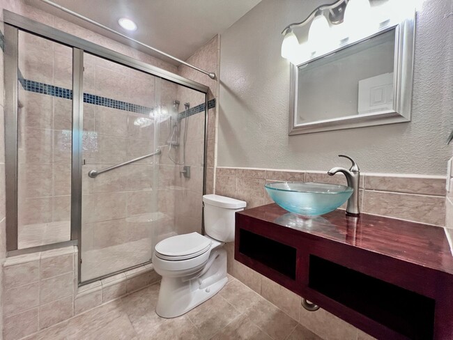 Building Photo - $1,795 Blackstone & Sierra, 2 Bed Condo + ...