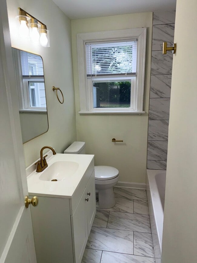Building Photo - Beautiful renovated 3 bedroom 2 full bath ...