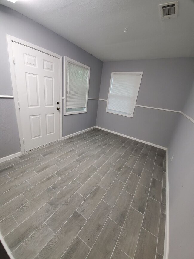 Building Photo - Amazing 4 Bedroom home with large yard!